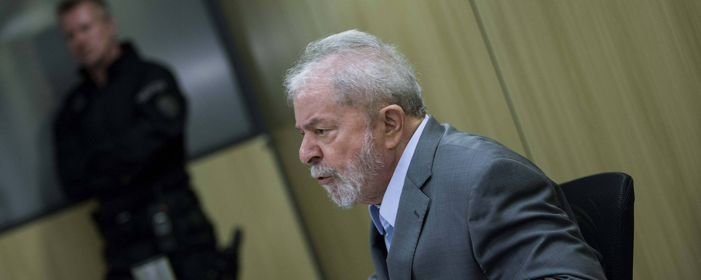 Brasil é governado por um bando de maluco diz Lula em entrevista na